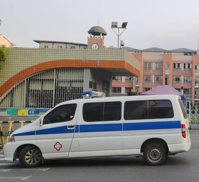 宝安救护车出租护送骨折病人一公里多少钱